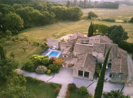 Maison de 2 chambres avec piscine partagee terrasse amenagee et wifi a Valaurie，位于瓦劳里埃的度假屋