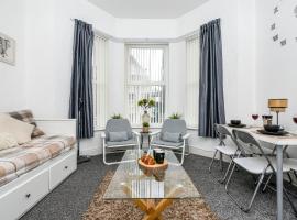Cosy Wirral home near Liverpool with Free Parking!，位于伯肯黑德的公寓