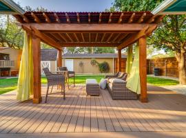 Lovely Lubbock Home with Furnished Deck and Grill，位于拉伯克的酒店