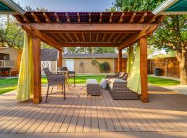 Lovely Lubbock Home with Furnished Deck and Grill，位于拉伯克的度假短租房