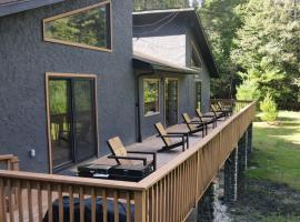 The Stone Mason - Large Modern Home on 5 Acres - 2 Hrs from NYC，位于Pond Eddy的宠物友好酒店