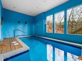 Luxe Mountain Pool Escape by Ghosal Luxury Lodging，位于加特林堡的木屋