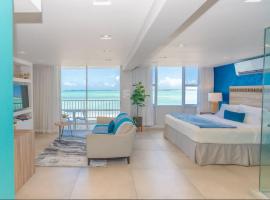 Modern Jewel Beachfront Isla Verde，位于圣胡安的酒店