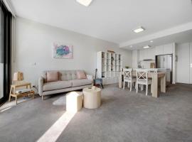 Cosy 1-Bed With Balcony Pool & Leisure Area，位于Lyons的酒店