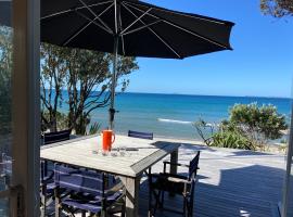 Bliss on the Beach - Whangapoua，位于Whangapoua的酒店