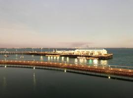 Serenity Short Stays - Sea La Vie - 3brm Penthouse at Darwin Waterfront，位于达尔文的酒店