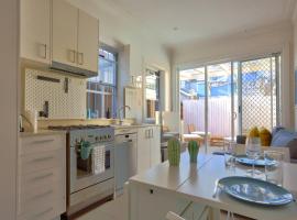 2 Bedroom House Situated at the Centre of Surry Hills 2 E-Bikes Included，位于悉尼的酒店