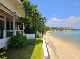 Ban Mok Talay Beachfront Villa，位于班拉克海滩的度假屋