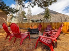 Tranquil Retreat: Luxury Home at Mount Elden's Foothills, Steps from Route 66 and Flagstaff Mall，位于弗拉格斯塔夫的酒店