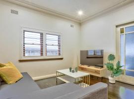 Spacious 3 Bedroom on the edge of Downtown Herford St 2 E-Bikes Included，位于悉尼的别墅