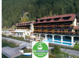 Via Salina - Hotel am See - Adults Only，位于哈尔登熙的带按摩浴缸的酒店