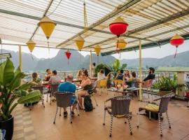 Phong Nha Jasmine Hostel & Roof Top Bar，位于Quang Binh的青旅