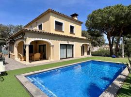 Casa Judibar con zona de barbacoa y piscina，位于卡隆赫的酒店