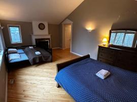Executive Suite in a Victorian Style Bungalow P4b，位于皮克灵的酒店