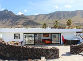 Beach House Daida with hot whirlpool Famara，位于法马拉的酒店