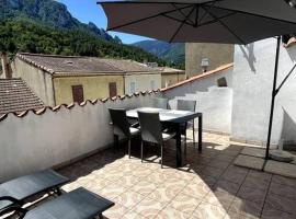 Townhouse in Southern France with a wonderful view，位于阿克萨的酒店
