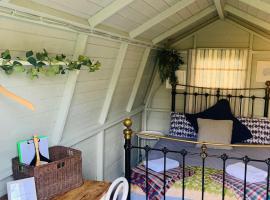 Penhallow House Glamping Retreat，位于Newlyn EastLappa Valley Steam Railway附近的酒店