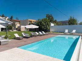 Casa Pelourinho de Louredo with pool，位于帕雷德斯的度假短租房