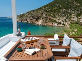 Ammos 1 - Seafront house in Glyfo beach, Sifnos，位于Chrisopigi的酒店