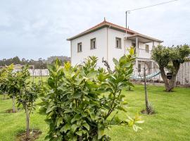 Retro-modern retreat in Esposende，位于埃斯波森迪的酒店