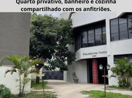 Quarto na região central com alexa integrada e sacada，位于库里提巴的酒店