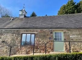 The Cruck Barn, cosy rural escape near The Peak District，位于马特洛克的酒店