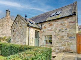 South Stable at Hallsteads: Cosy Stone Cottage, with Parking，位于阿尔恩茅斯的酒店