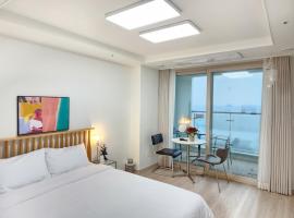 Sokcho Summitbay 1709 "Ocean View"，位于束草市的公寓式酒店