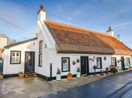 Fool's Haven Thatched Cottage，位于安特里姆的酒店