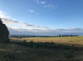 2 Bedroom Suite: Views, Private Entrance, EVchgr，位于Amity的酒店