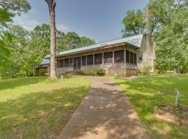 Beautiful Toledo Bend Retreat w/ Private Dock，位于Many的酒店