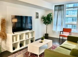 Lush Condo By CNTower - Free Parking，位于多伦多的酒店