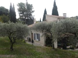 2 chambres au calme Villa Chrisma Provence，位于奥尔冈的住宿加早餐旅馆