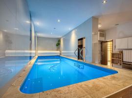 La Villa - Piscine / Karaok&eacute; / Jeux，位于方黛涅的带泳池的酒店