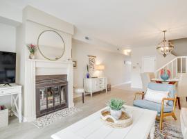 Porch & Water Views: Getaway in Mallard Lakes，位于塞尔比维尔的酒店