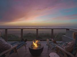 Steps From The Beach! HotTub, $1M Ocean View, Deck，位于沃尔德波特的酒店