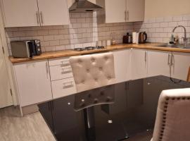 Fabulous Home from Home - Central Long Eaton - Lovely Short-Stay Apartment - HIGH SPEED FIBRE OPTIC BROADBAND INTERNET - HIGH SPEED STREAMING POSSIBLE Suitable for working from home and students Very Spacious FREE PARKING nearby，位于朗伊顿的低价酒店