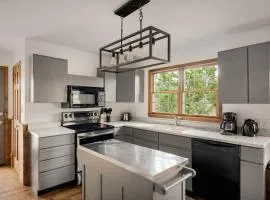 Hot Tub, Screened Porch, Grill, WiFi - Huge Cabin!