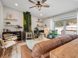 Whispering Pines-Hot tub Getaway，位于Bailey的酒店
