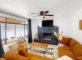 Modern Pine Sanctuary，位于Indian Pine的酒店