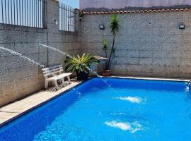 Casa com piscina e lazer，位于圣贝尔纳多-杜坎普的酒店