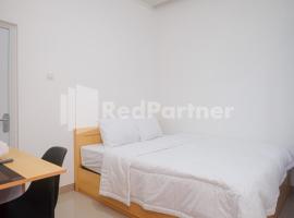 River House Mitra RedDoorz，位于Jatingaleh的酒店