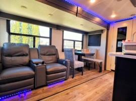 Luxury Glamping near Idaho Event Center in Nampa，位于楠帕的公寓