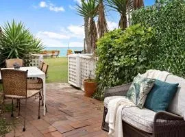 Absolute Beachfront 2BR Pet-Friendly Terrace - The Coachhouse