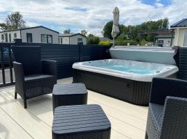 Hot Tub Lodge in the Cotswolds - Pet Friendly，位于南塞尔尼的度假园