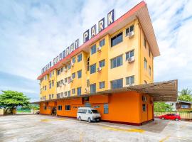 Hotel Holiday Park，位于哥打京那巴鲁的酒店