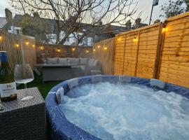 City Centre with Hot Tub - 3 Bed，位于Kent的酒店