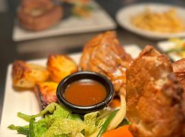 Heaven's Kitchen At Squirrel Inn，位于戈德尔明的酒店