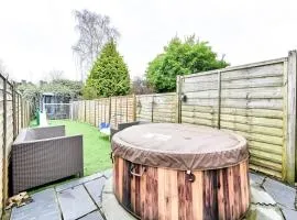 The Perfect Retreat-3 bedroom garden with Hot Tub
