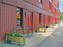 Beautiful Apartment In Färjestaden，位于费尔耶斯塔登的酒店